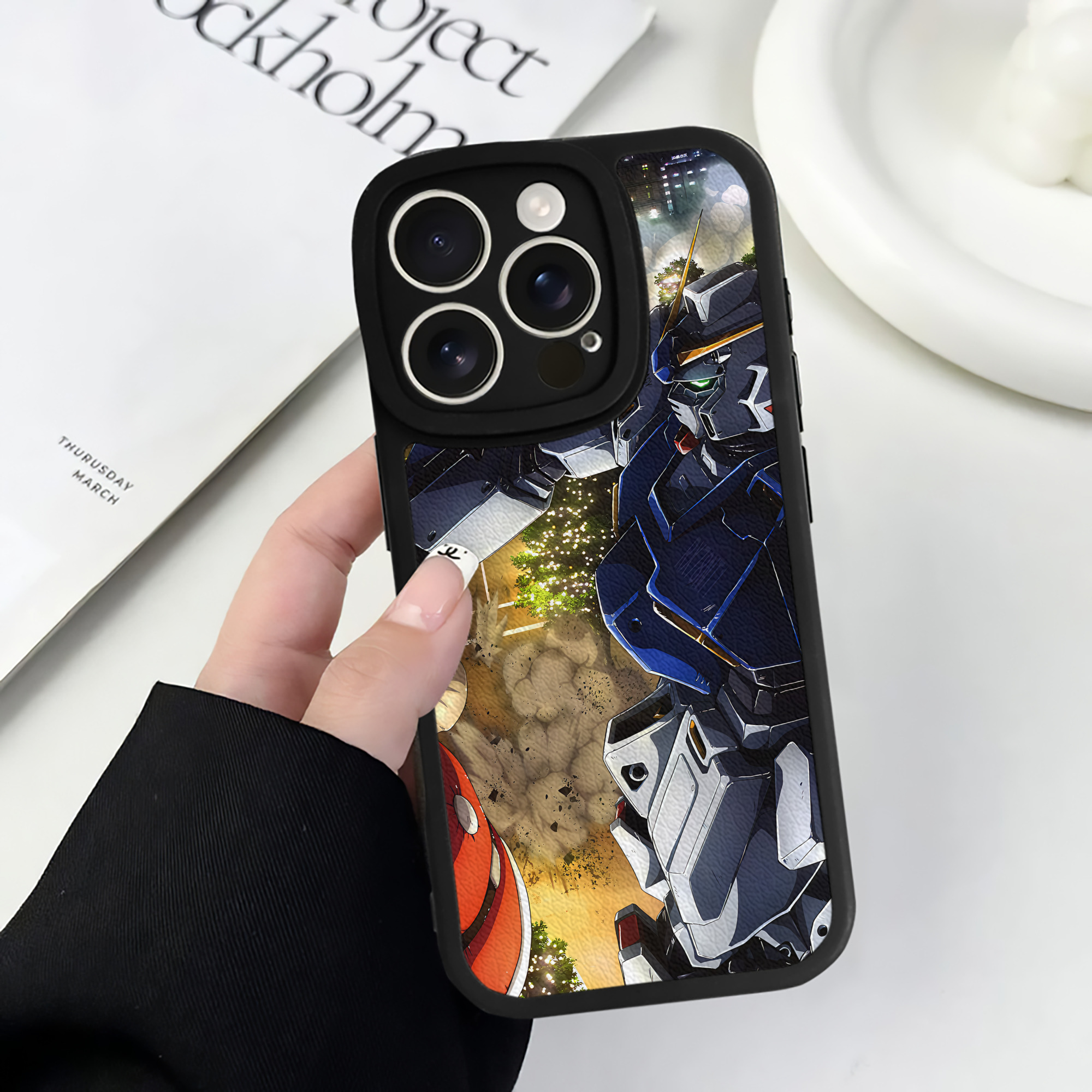（画像用） 機動戦士ガンダム Mobile Suit Gundam 【iPhone 16シリーズ対応】シリコンスマホケース（レザー調） 材質：シリコン
